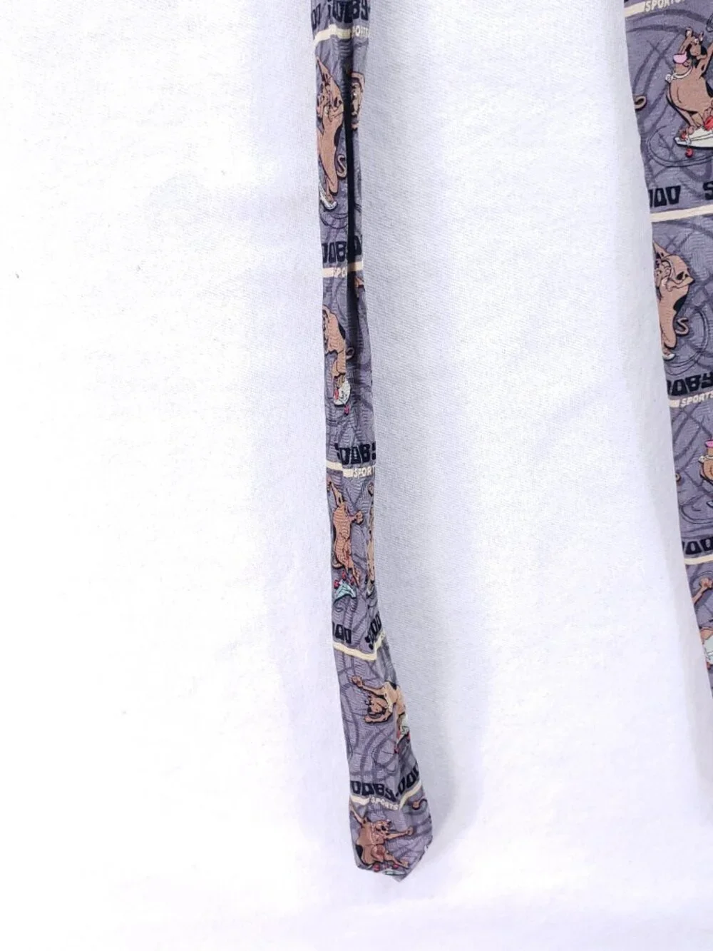 Scooby-Doo Skateboarding Mens Classic Cartoon 100% Silk Tie Fun Gray Funny